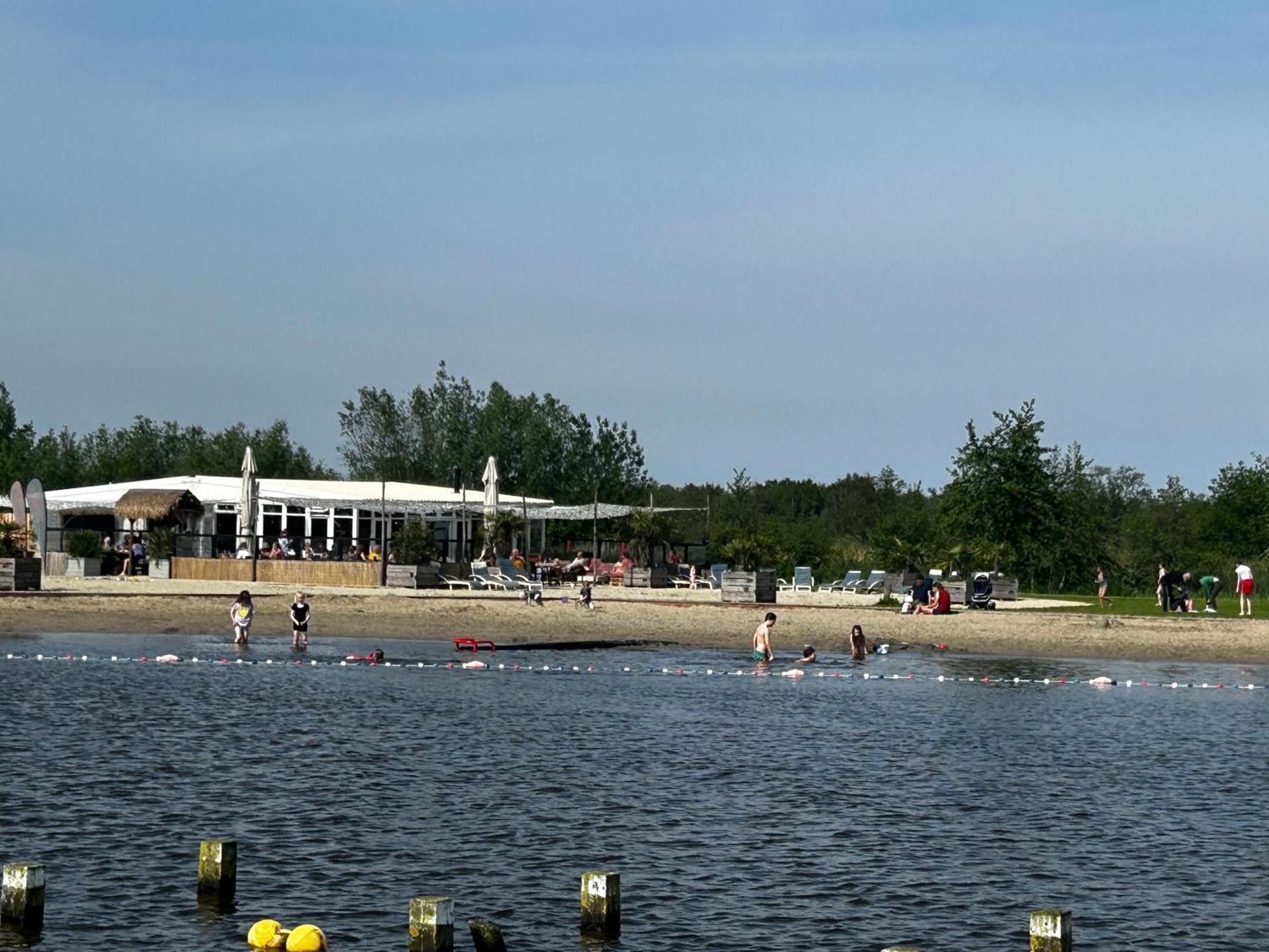 Casa Aan De Plas, Met Sauna En Hottub Of Jacuzzi Bed & Breakfast